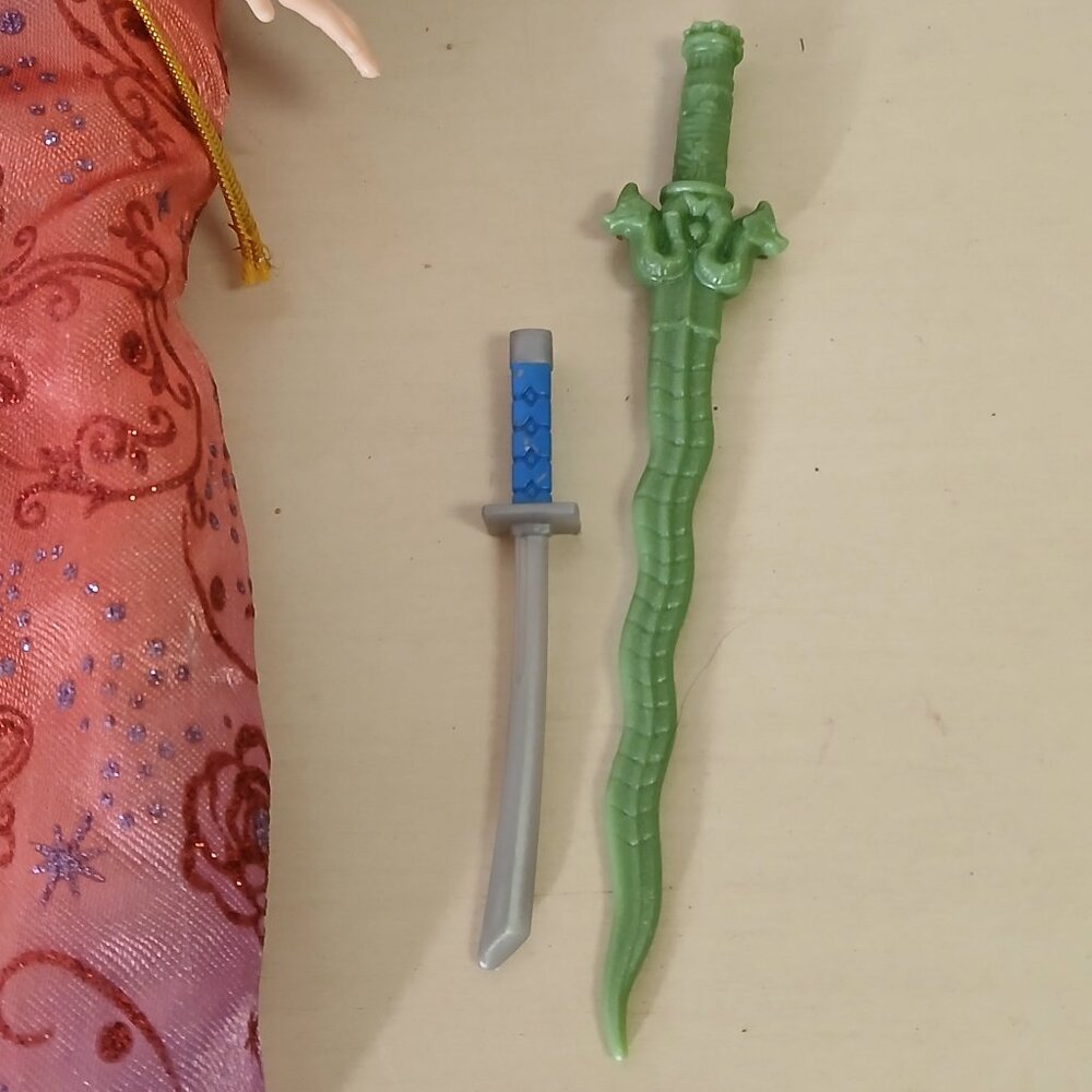 Disney Mulan doll with sword and dagger - Picture 3 of 4